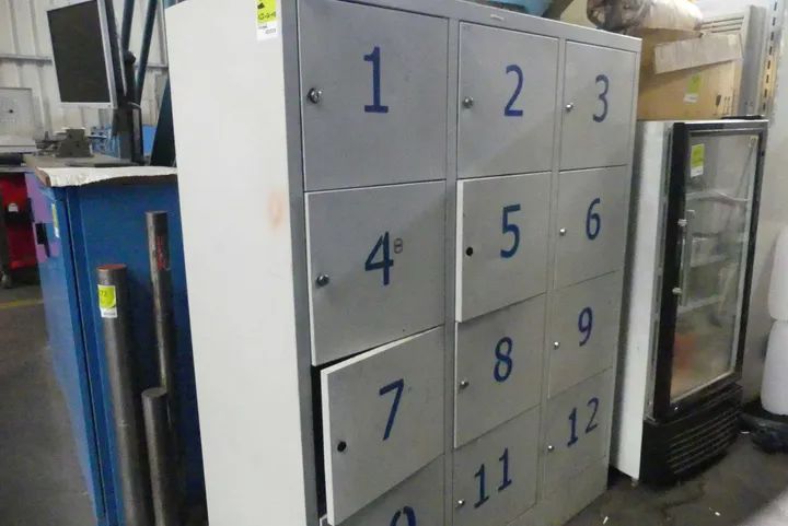 Spindschrank (verschlossen) Maße in cm ca. 123 x 50 x 153